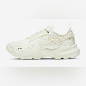 Nike Women's TC 7900 sneaker